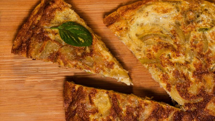 Tortilla de calabacín servido en un plato con presentación sencilla.