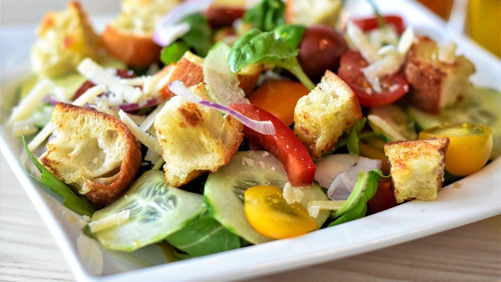 Ensalada fresca con pepino servida junto a pan.