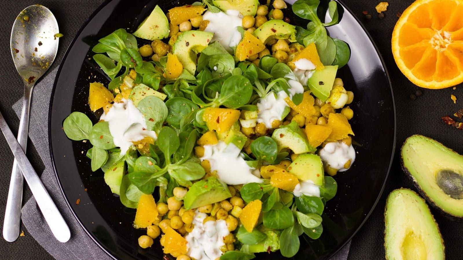 Ensalada de garbanzos y verduras servido en un plato con presentación sencilla.