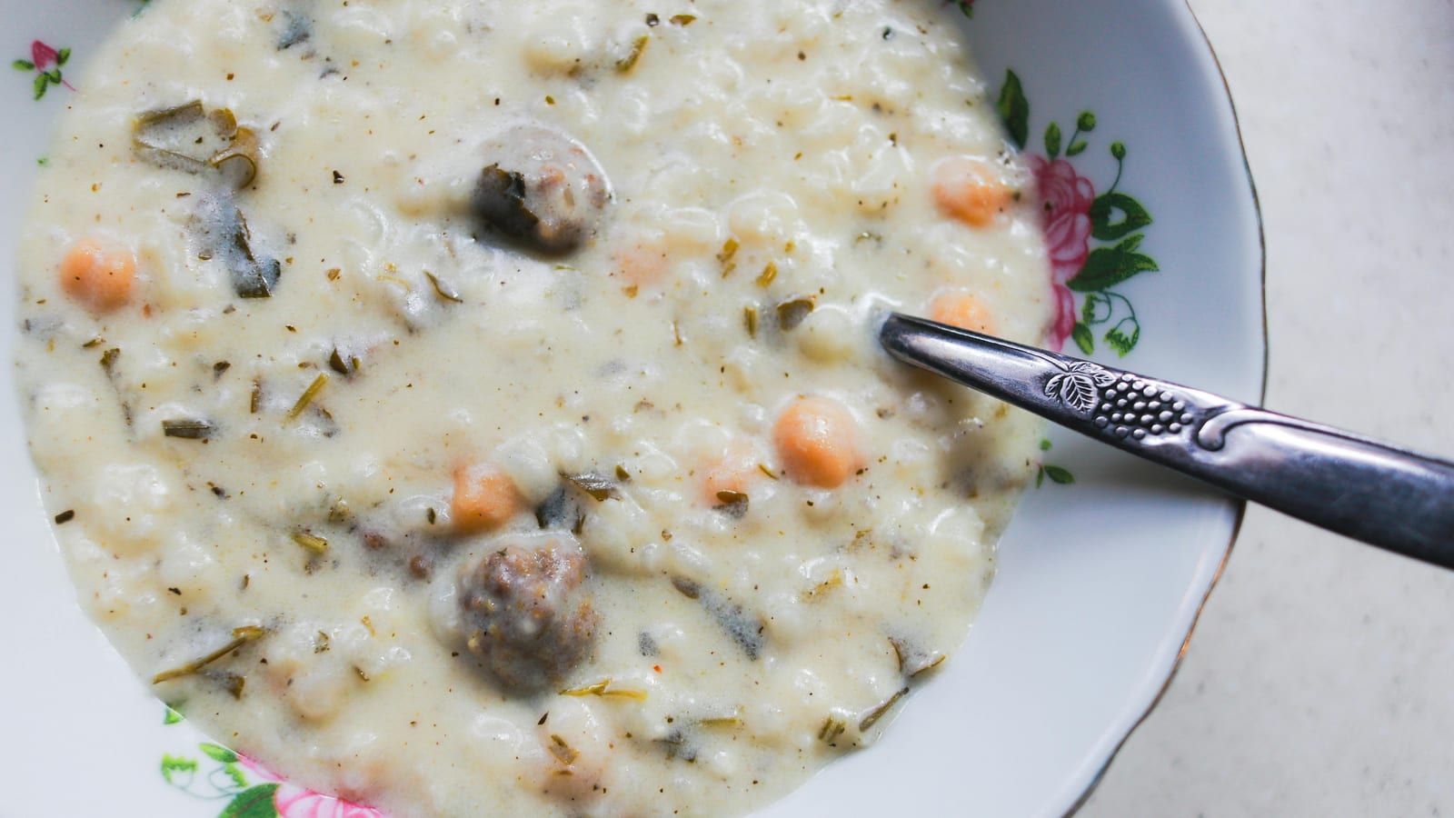 Sopa de verduras y legumbres servido en un plato con presentación sencilla.