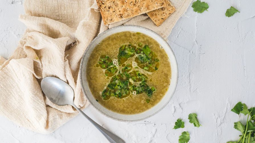 Crema de brócoli y puerro servido en un plato con presentación sencilla.