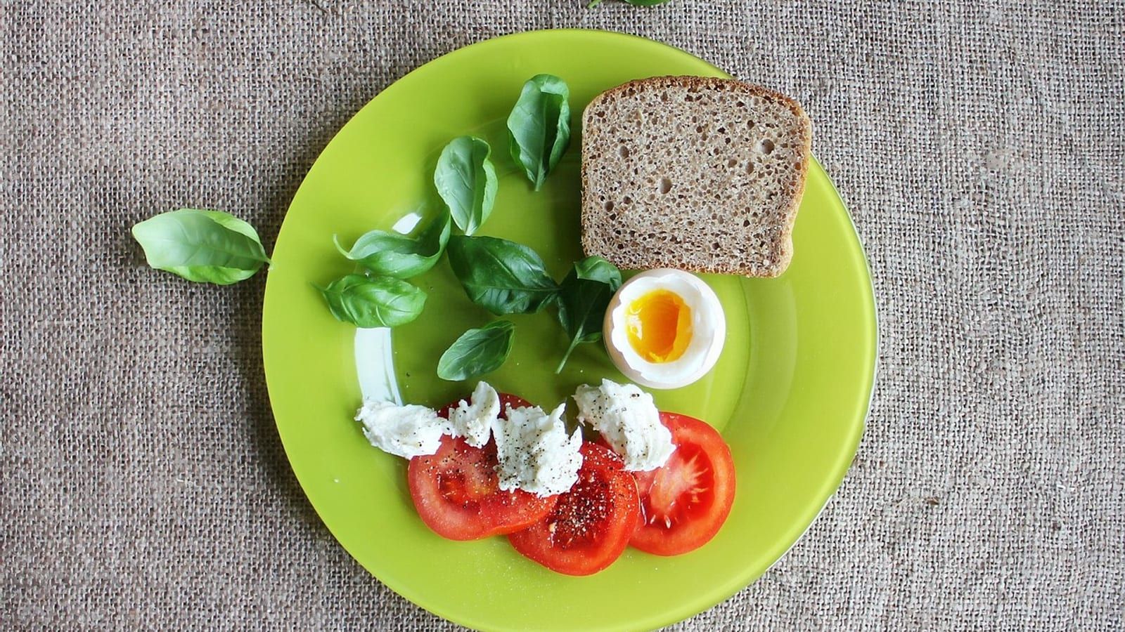 Huevos cocidos con pomelo servido en un plato con presentación sencilla.