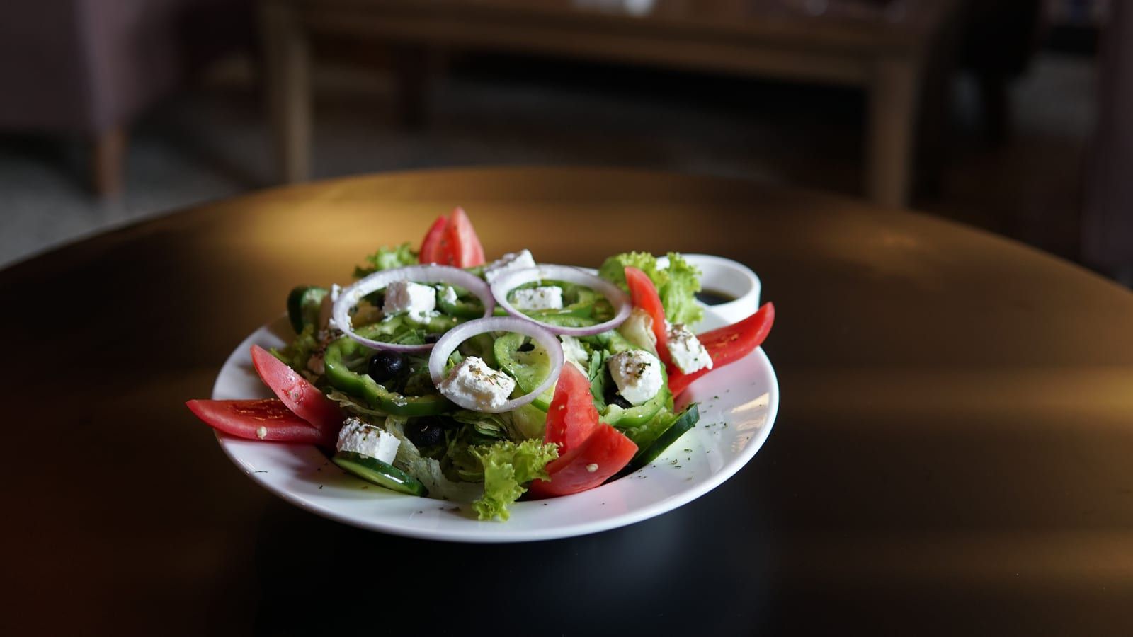 Ensalada de pepino y aguacate servido en un plato con presentación sencilla.