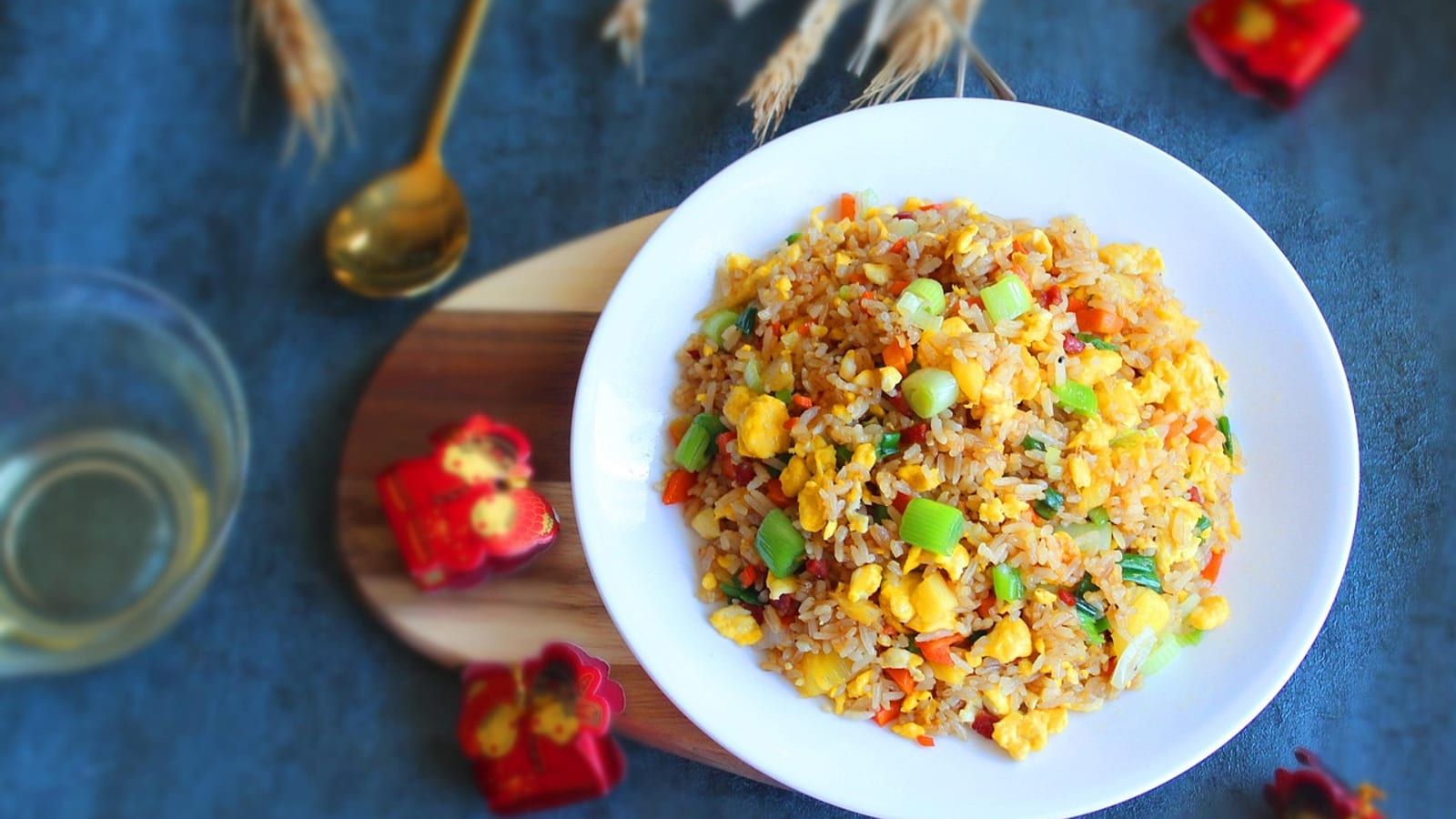 Arroz con piña y verduras servido en un plato.