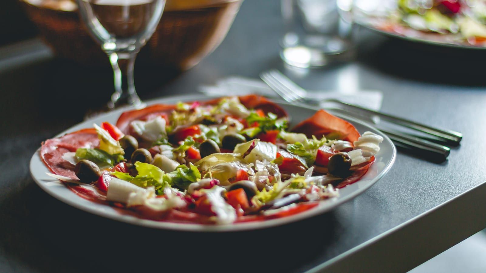 Ensalada mediterránea servida en un plato blanco.