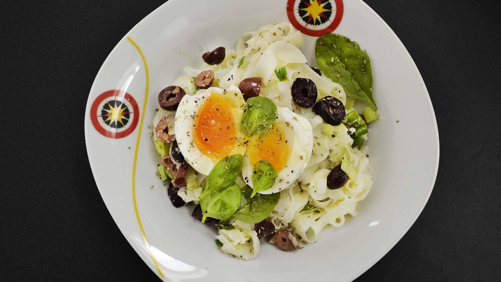 Huevos con espinacas y aceite de oliva servido en un plato con presentación sencilla.