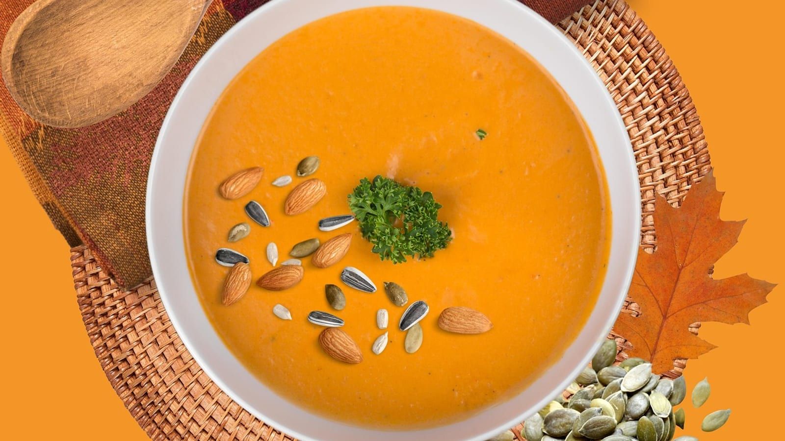 Crema de calabaza servida en un cuenco con semillas.