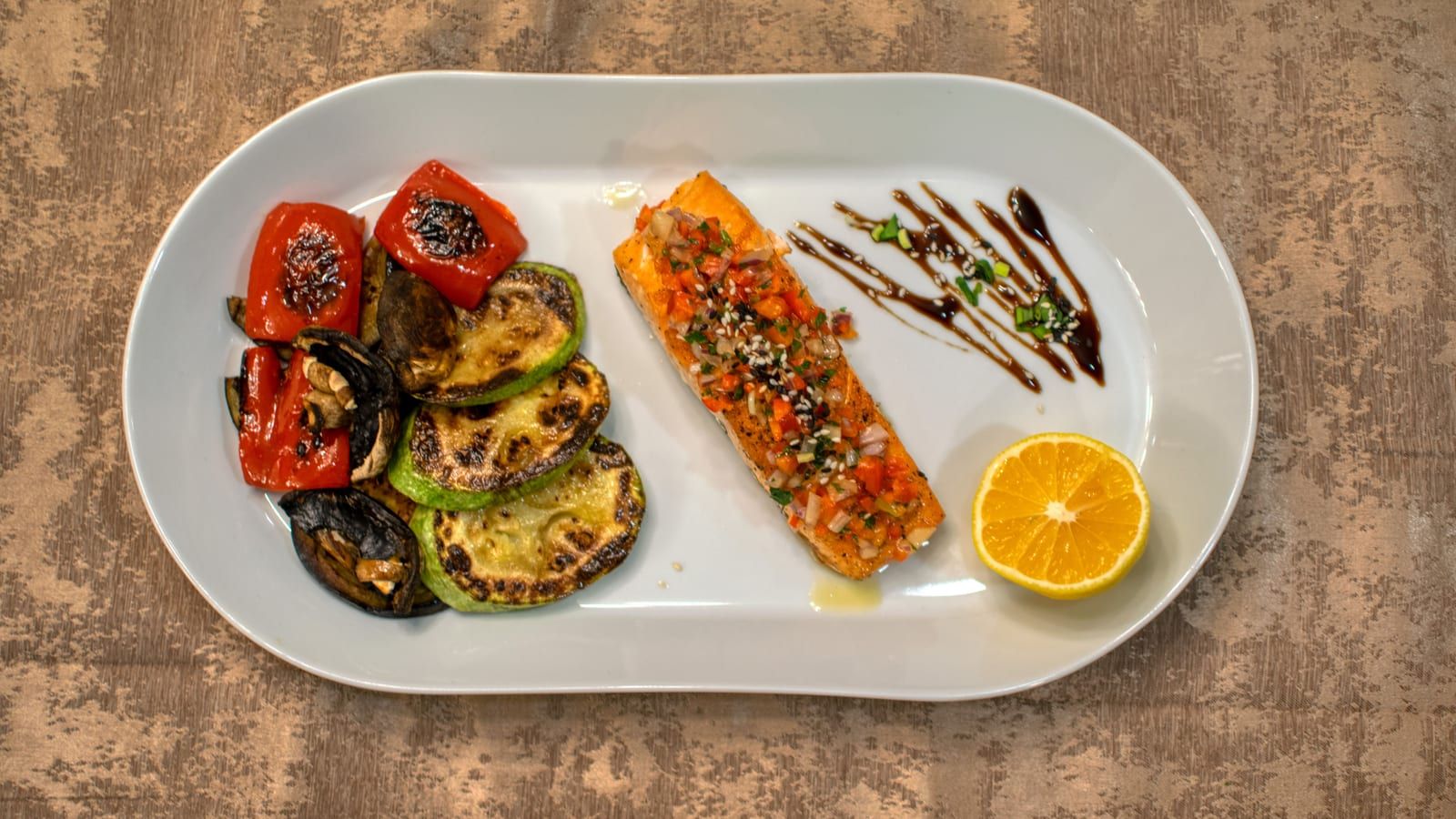 Salmón con patata y espinacas servido en un plato con presentación sencilla.