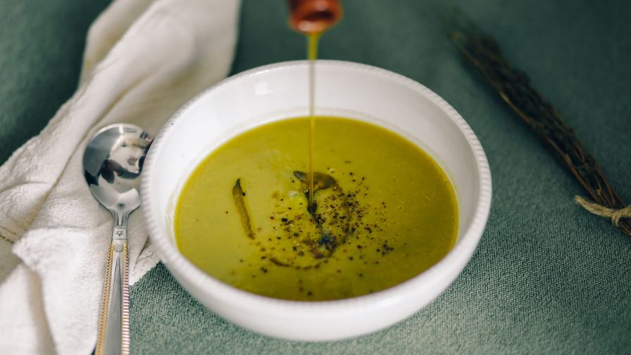 Crema de alcachofa y puerro servido en un plato con presentación sencilla.