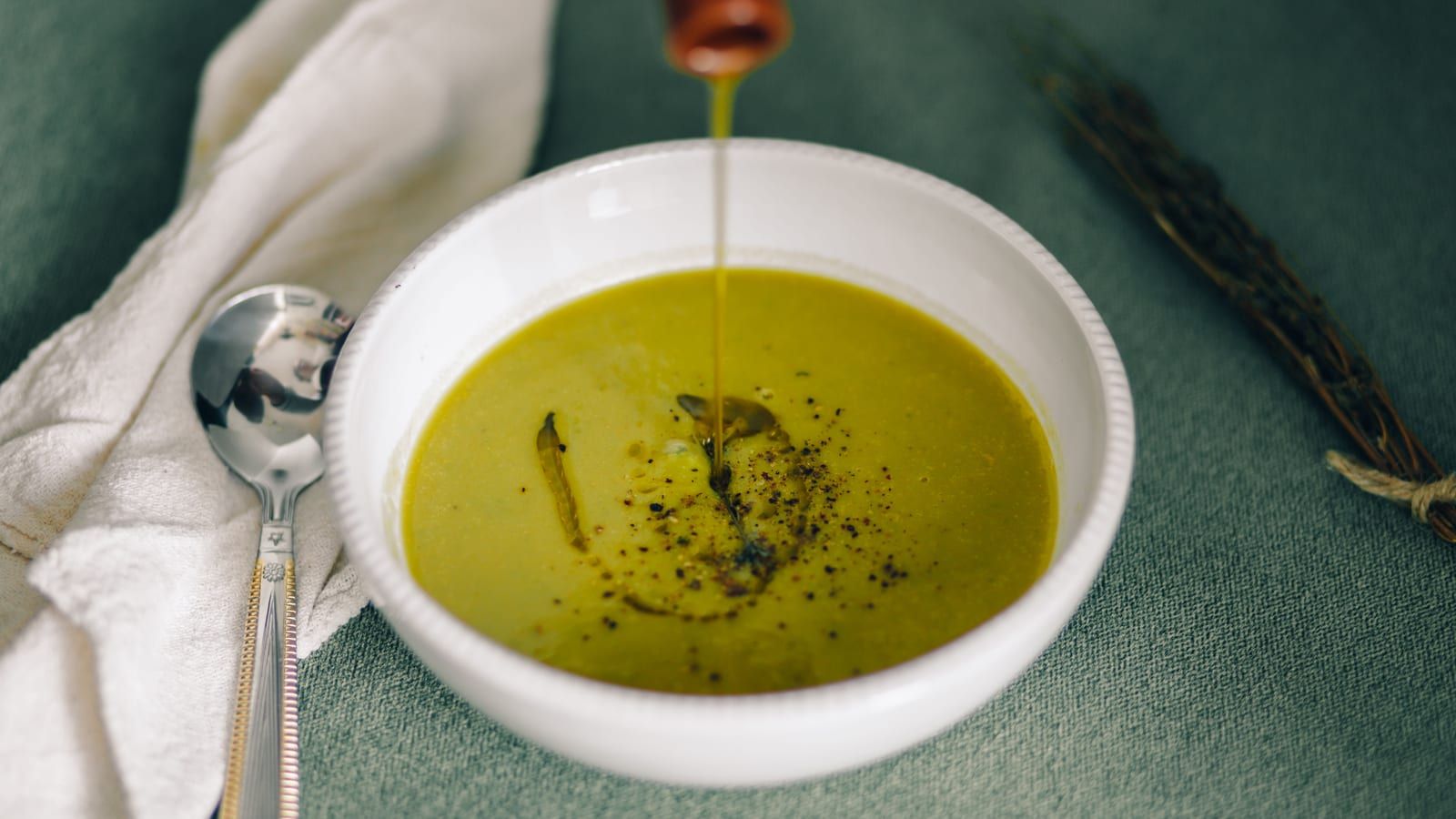 Crema de alcachofa y puerro servido en un plato con presentación sencilla.