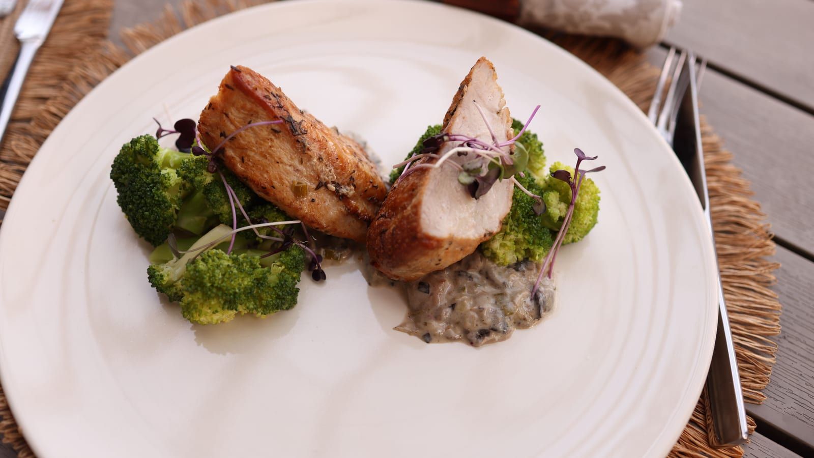 Pavo con brócoli al vapor servido en un plato con presentación sencilla.