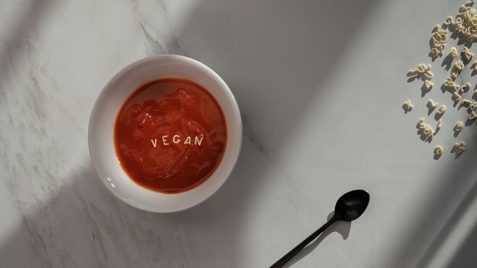 Gazpacho de sandía y tomate servido en un plato con presentación sencilla.