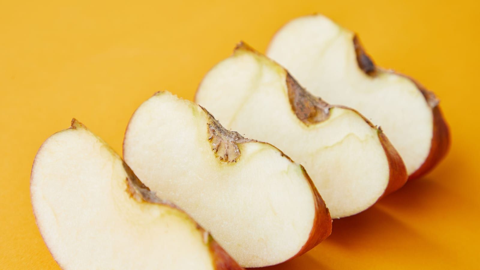 Manzana con crema de cacahuete servida en un plato con presentación sencilla.