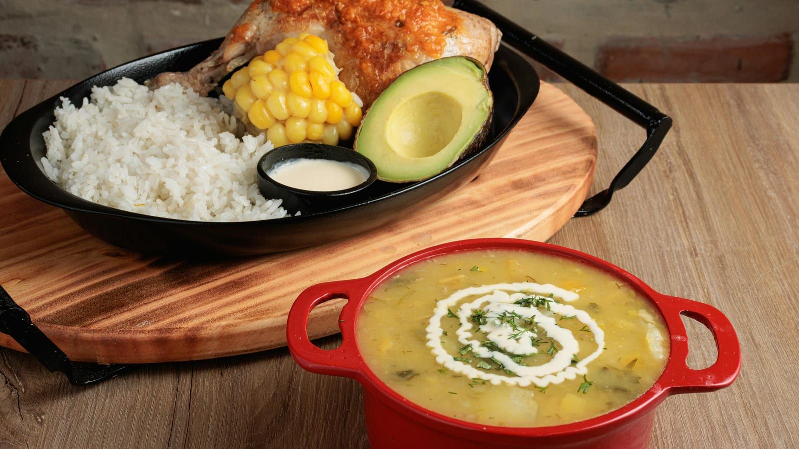 Comida con sopa, pollo y acompañamientos en una presentación colorida.