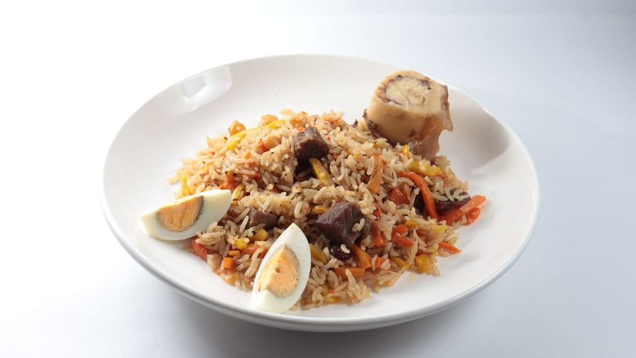Arroz integral con alcachofas servido en un plato con presentación sencilla.