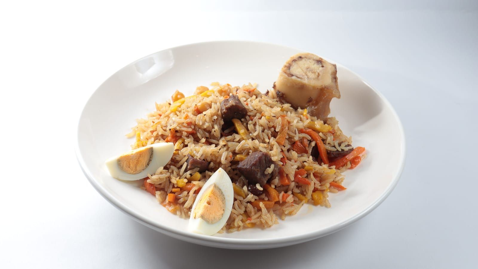 Arroz integral con alcachofas servido en un plato con presentación sencilla.