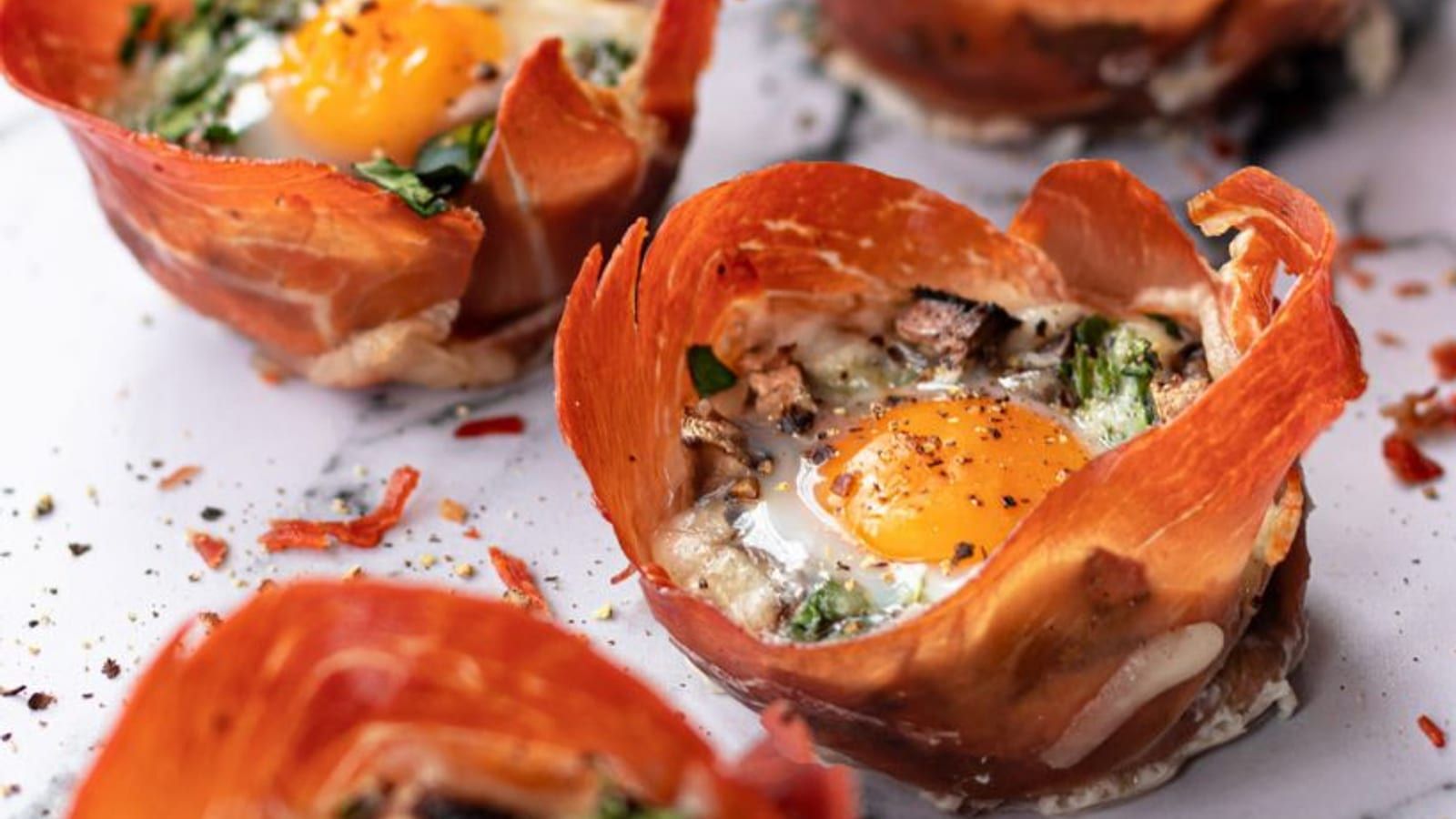 Cestitas de lonchas de pavo con huevo horneado.