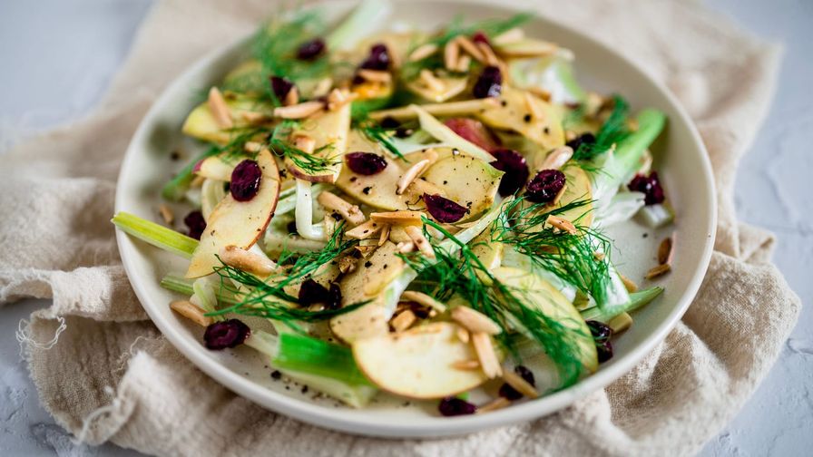 Ensalada de manzana y pollo servido en un plato con presentación sencilla.