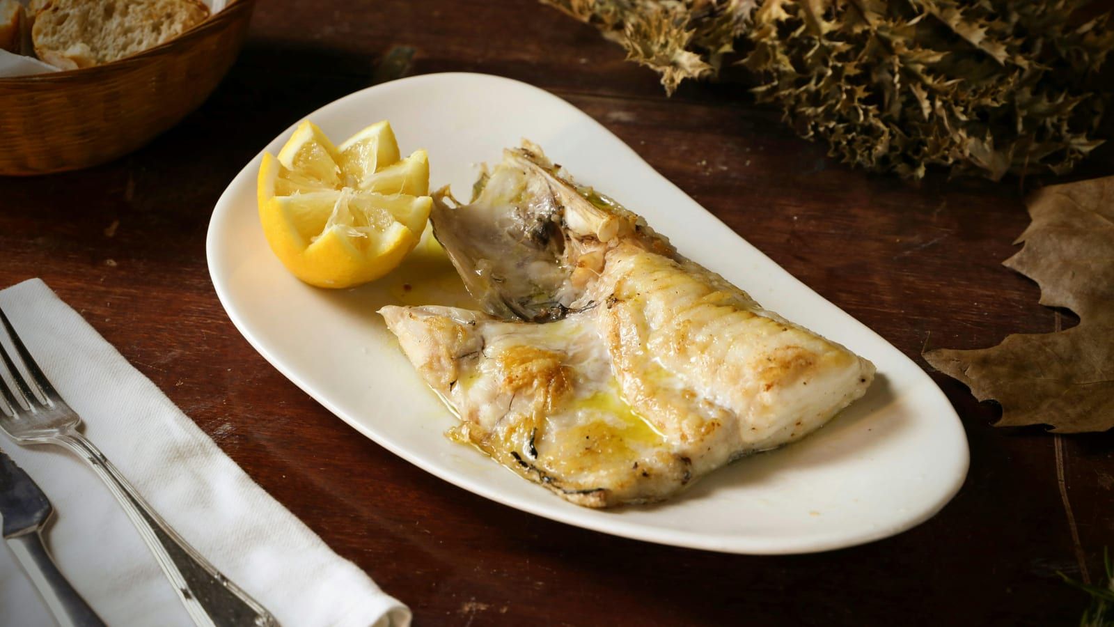 Merluza con alcachofas al vapor servido en un plato con presentación sencilla.