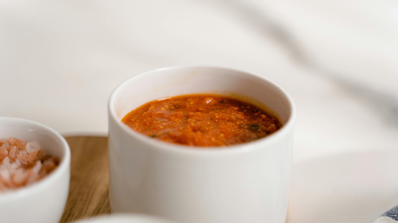 Queso fresco con tomate y orégano servido en un plato con presentación sencilla.