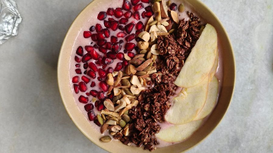 Sandía con yogur y avena servido en un plato con presentación sencilla.