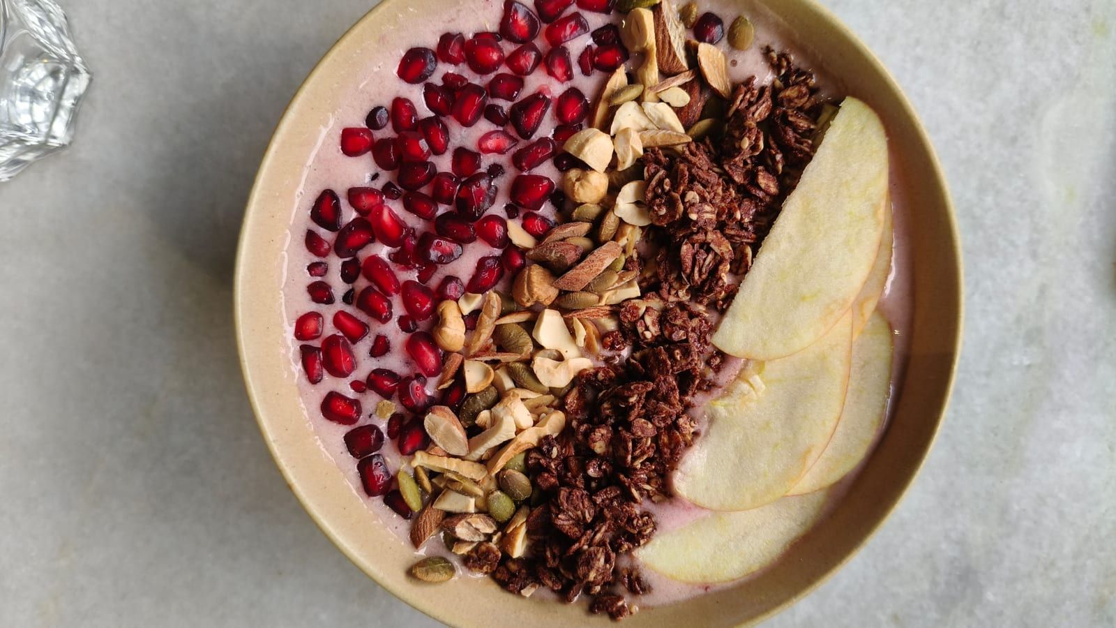 Sandía con yogur y avena servido en un plato con presentación sencilla.