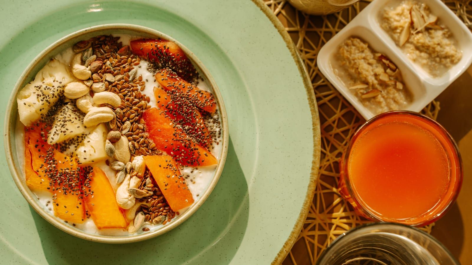 Yogur con fruta y semillas servido en un plato con presentación sencilla.