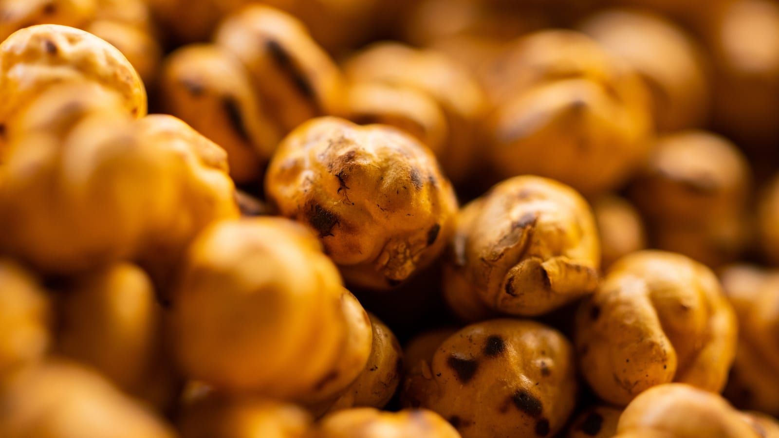 Garbanzos tostados y crujientes vistos de cerca.