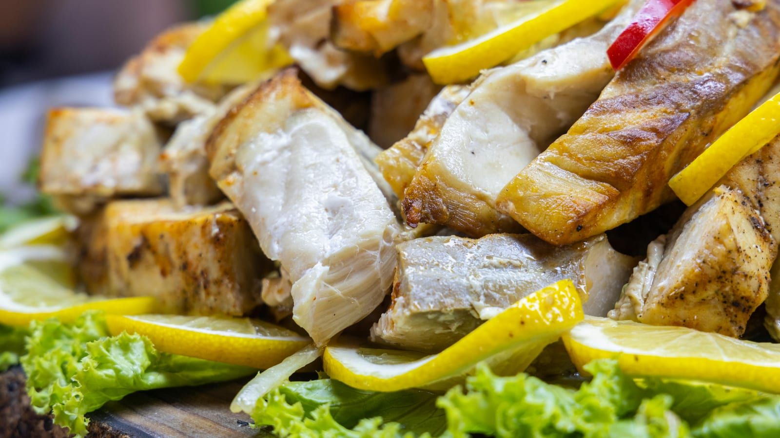 Atún al horno con limón servido en un plato con presentación sencilla.