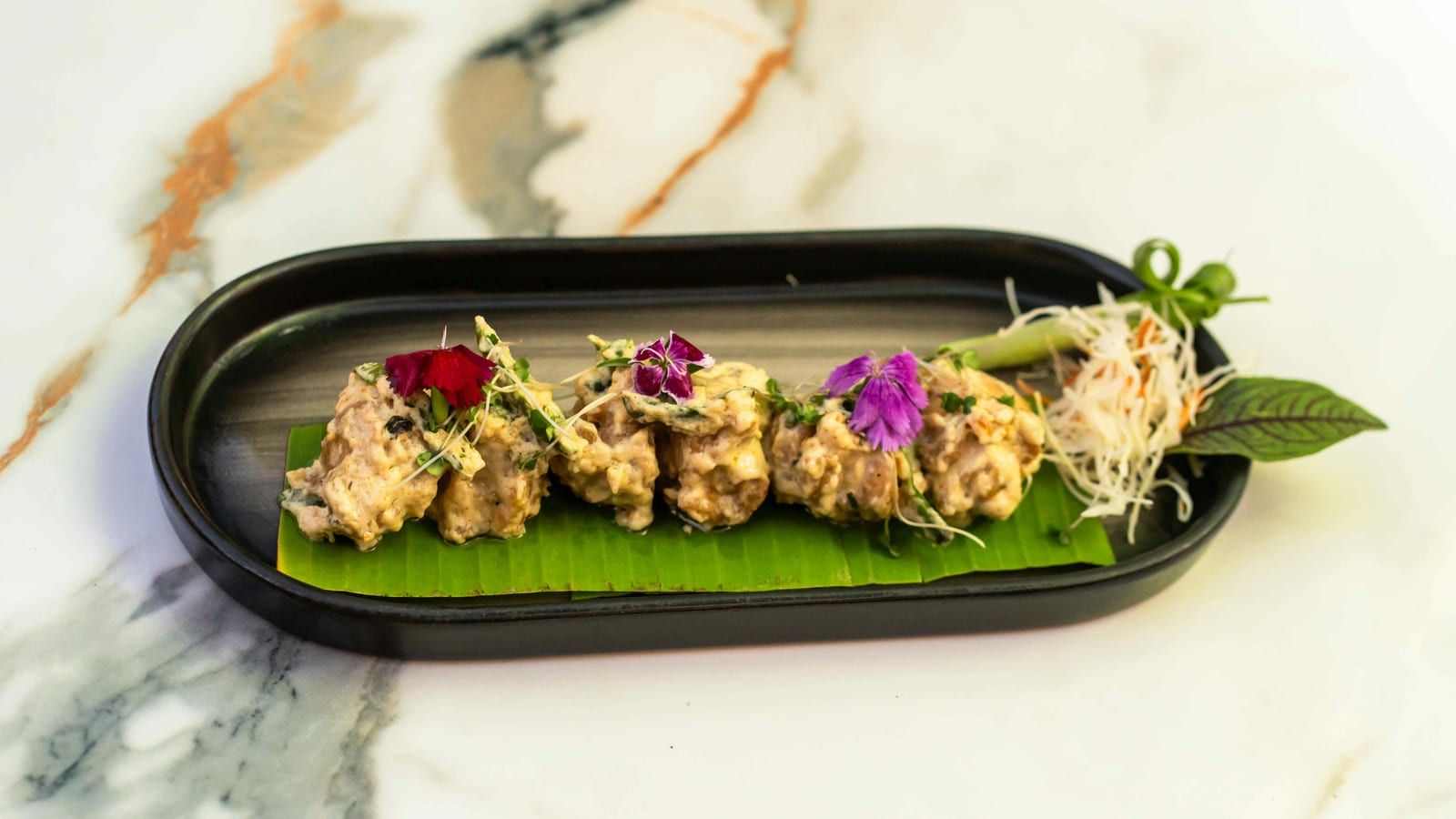 Ensalada de pollo con almendras servido en un plato con presentación sencilla.