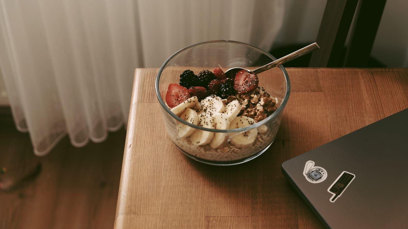 Yogur con avena y fruta servido en un plato con presentación sencilla.