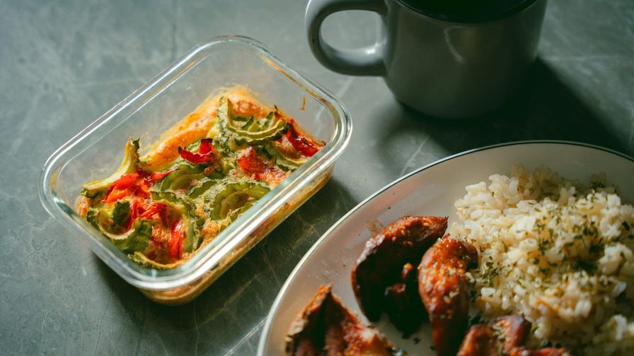Pollo al horno con arroz y verduras servido en un plato.