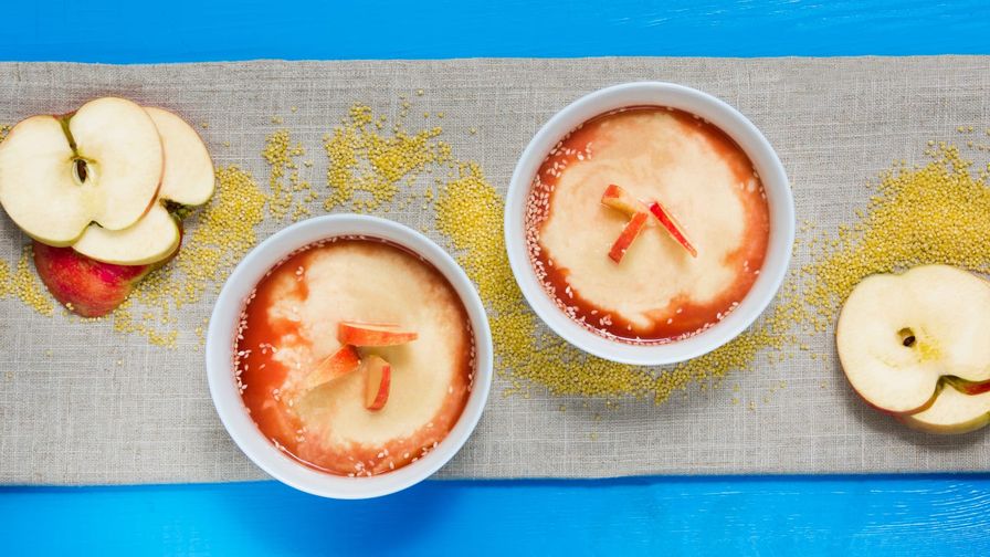 Compota de manzana con avena servido en un plato con presentación sencilla.