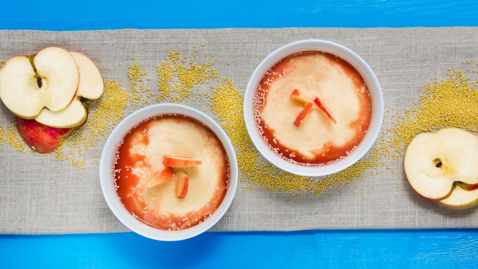 Compota de manzana con avena servido en un plato con presentación sencilla.