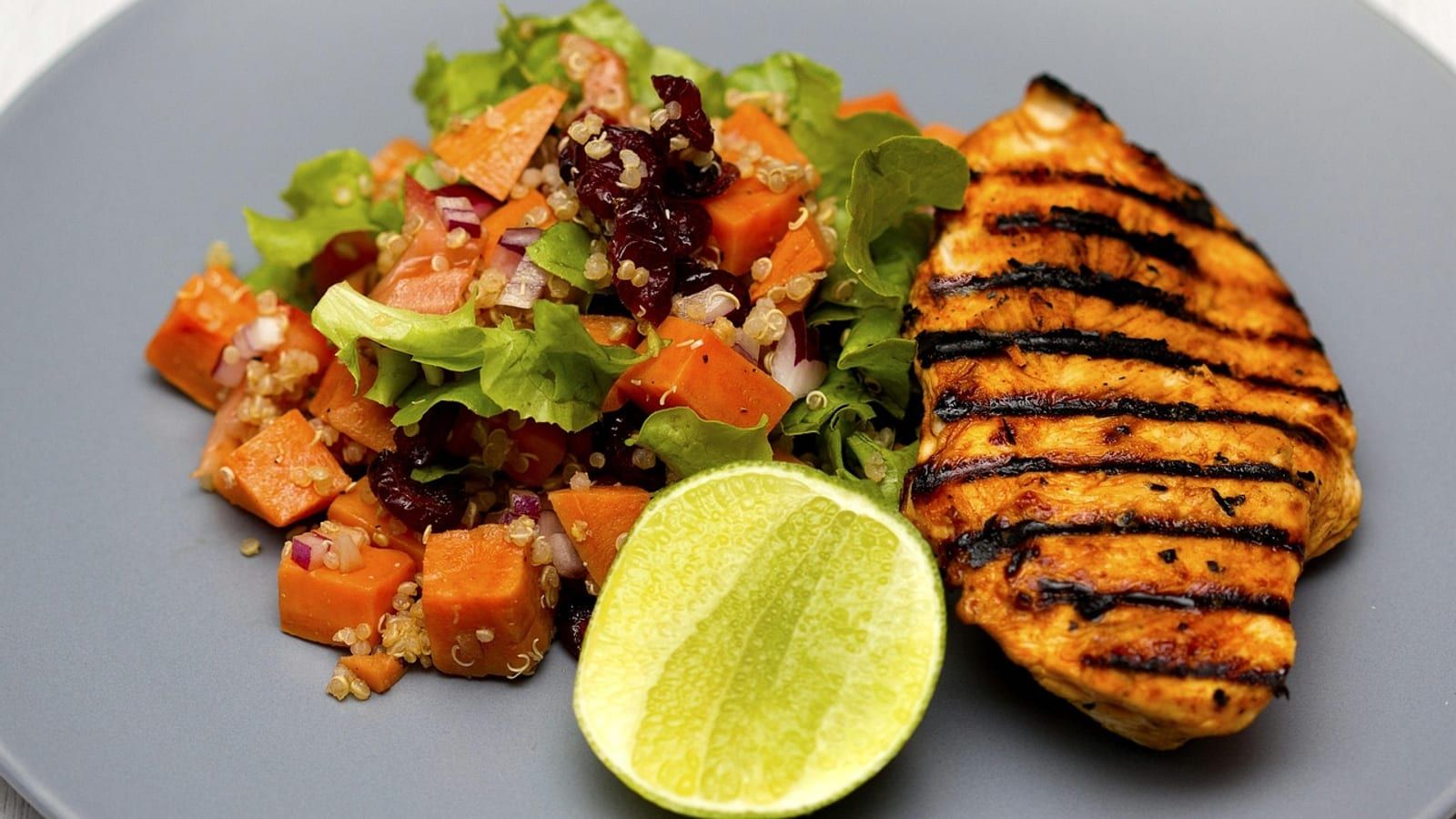 Pollo a la plancha con verduras servido en un plato con presentación sencilla.