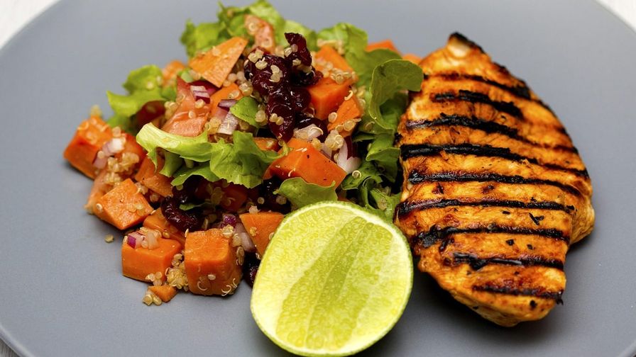 Pollo a la plancha con verduras servido en un plato con presentación sencilla.