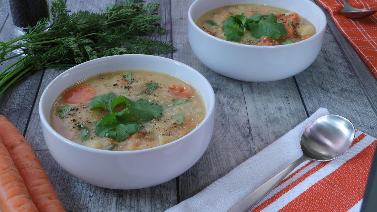 Sopa de verduras servida en cuencos blancos.